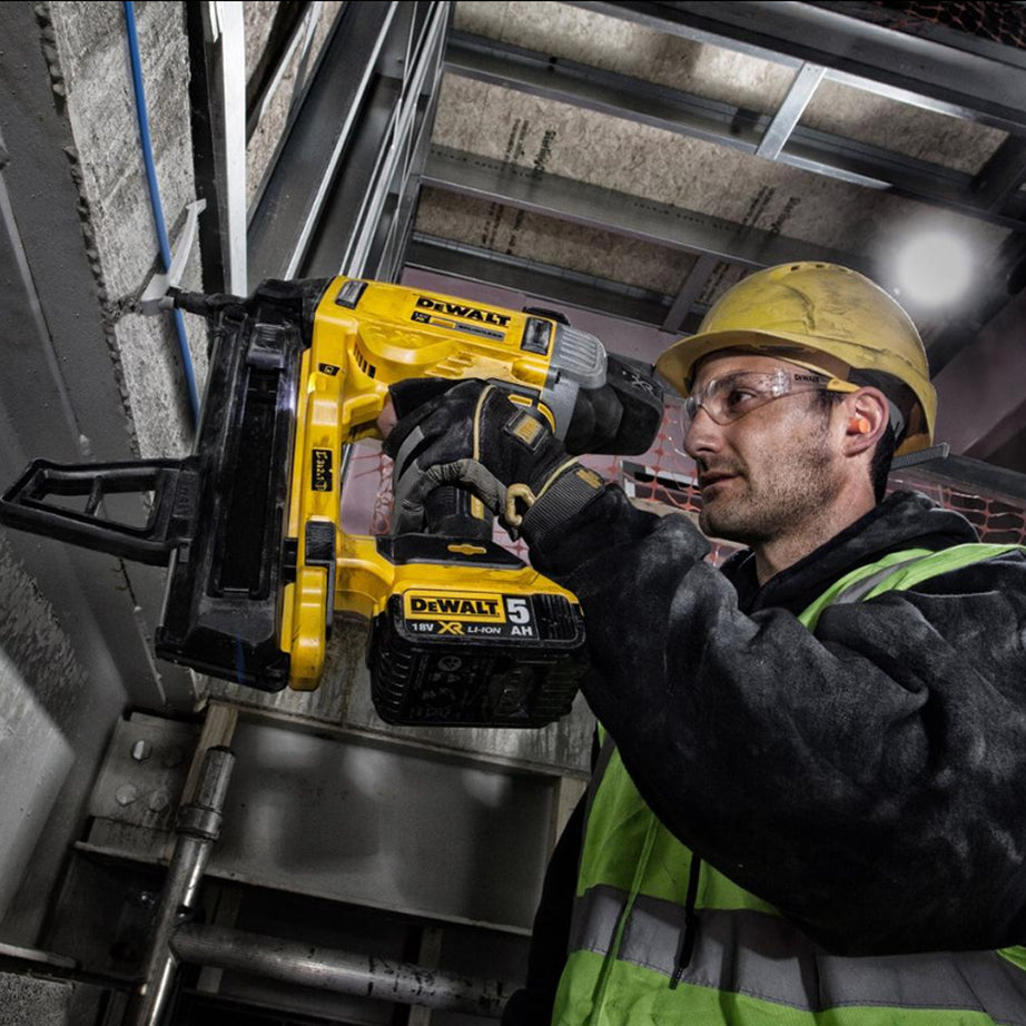 Dewalt DCN890P2-XE 18vxr Li-Ion Cordless Brushless Concrete Angled Nailer Combo Kit