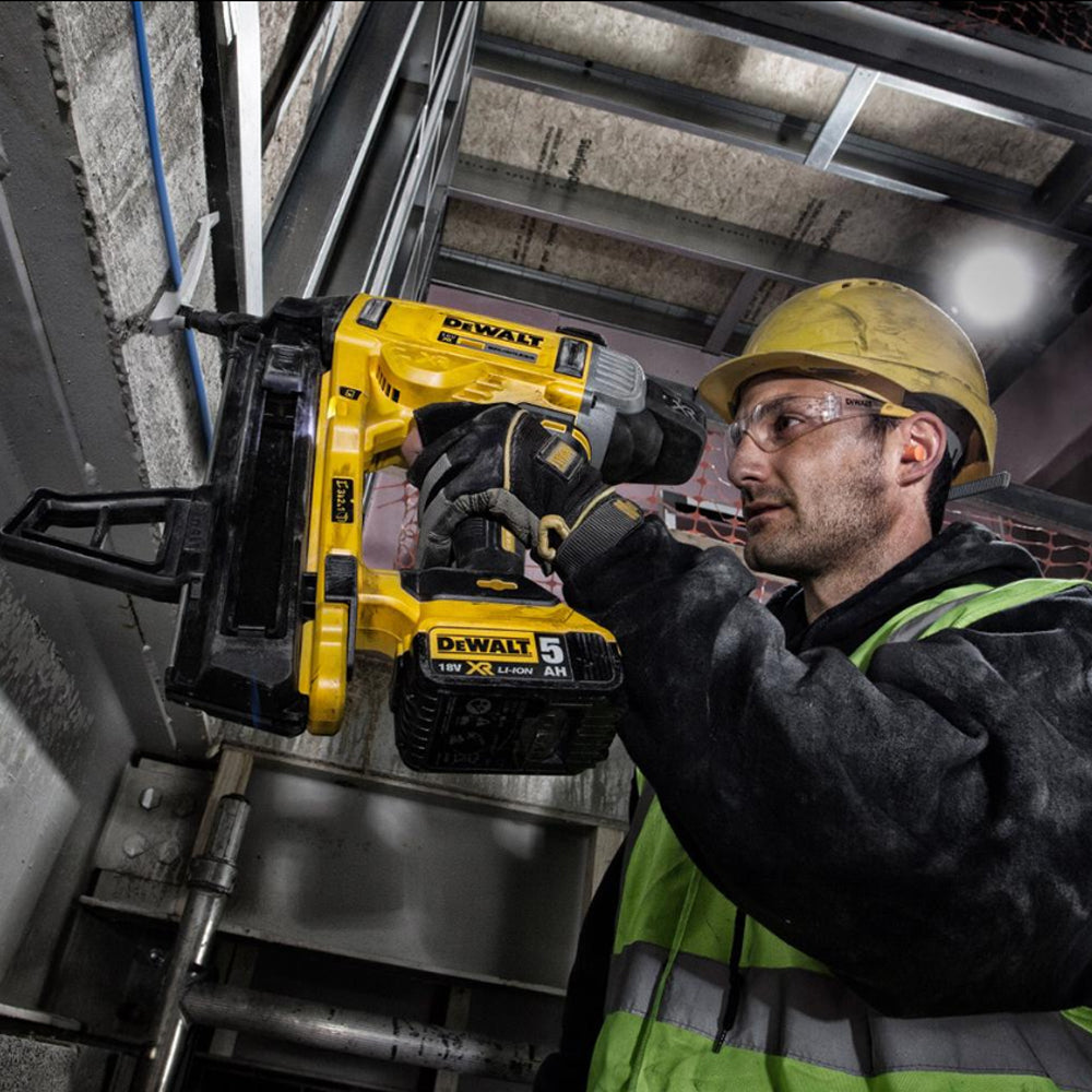 Dewalt DCN890P2-XE 18vxr Li-Ion Cordless Brushless Concrete Angled Nailer Combo Kit