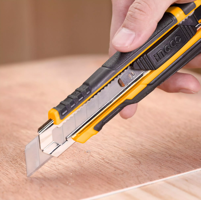 Knife Snap-Off With 3 Blades